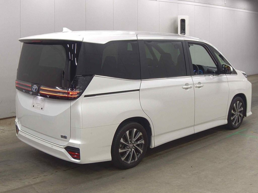Toyota Voxy 2022